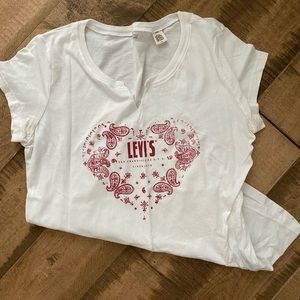 Levi’s t shirt
